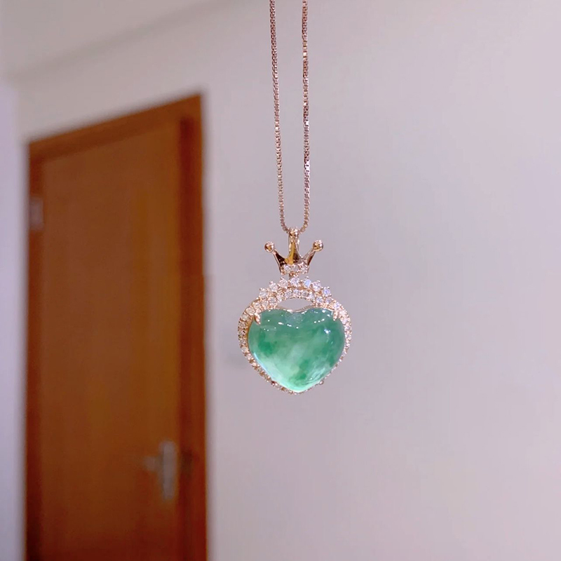 新款镀18K金镶嵌天然玉髓爱心皇冠吊坠女法式气质百搭时尚锁骨链