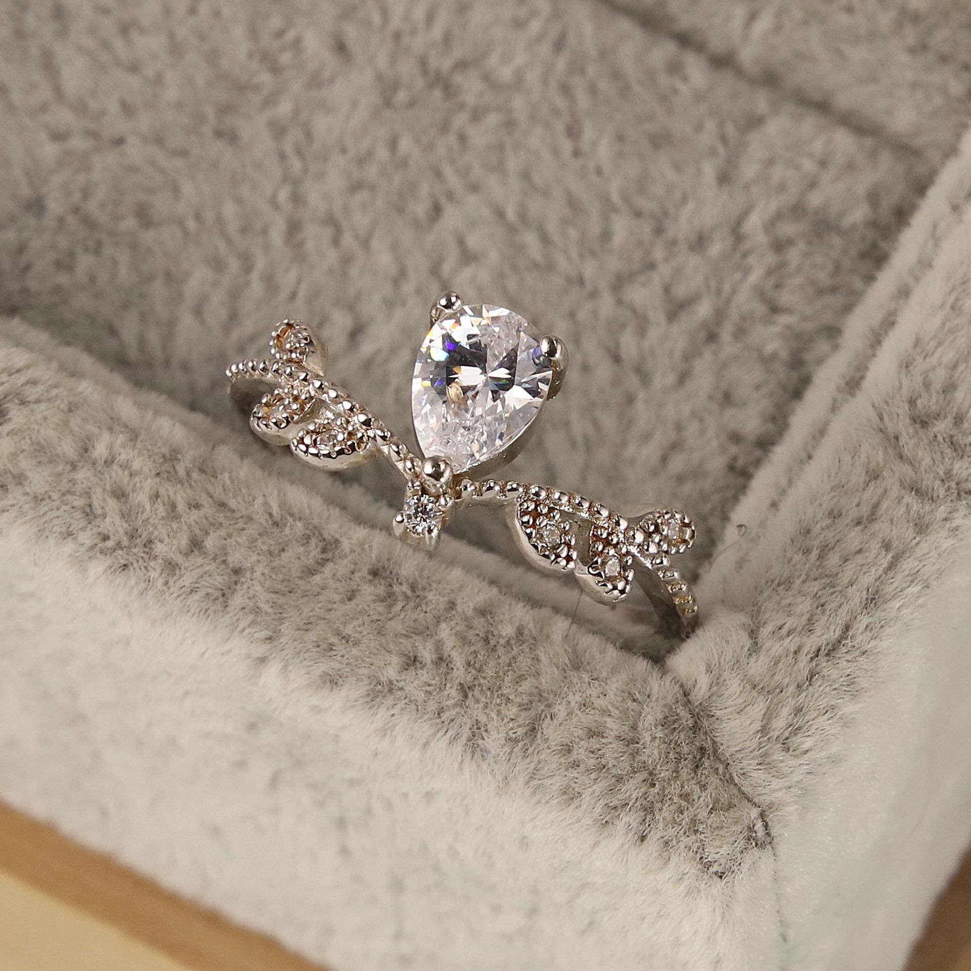 新款s925银镀白金镶钻水滴形戒指柔美线条设计韩版女款戒指不褪色