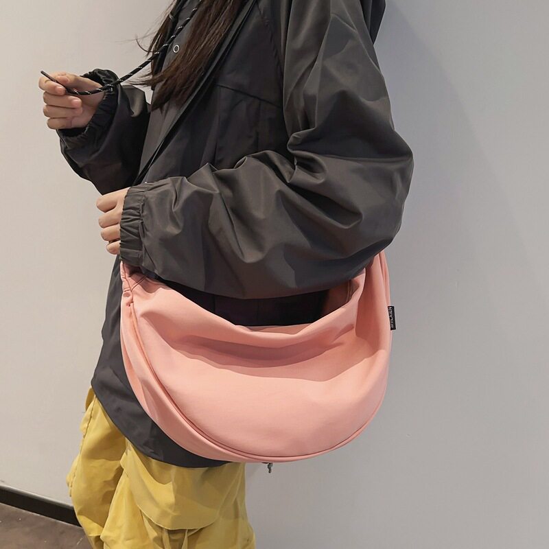 日本MUI良品斜挎包女2025新款大容量饺子包大学生大款男情侣轻便