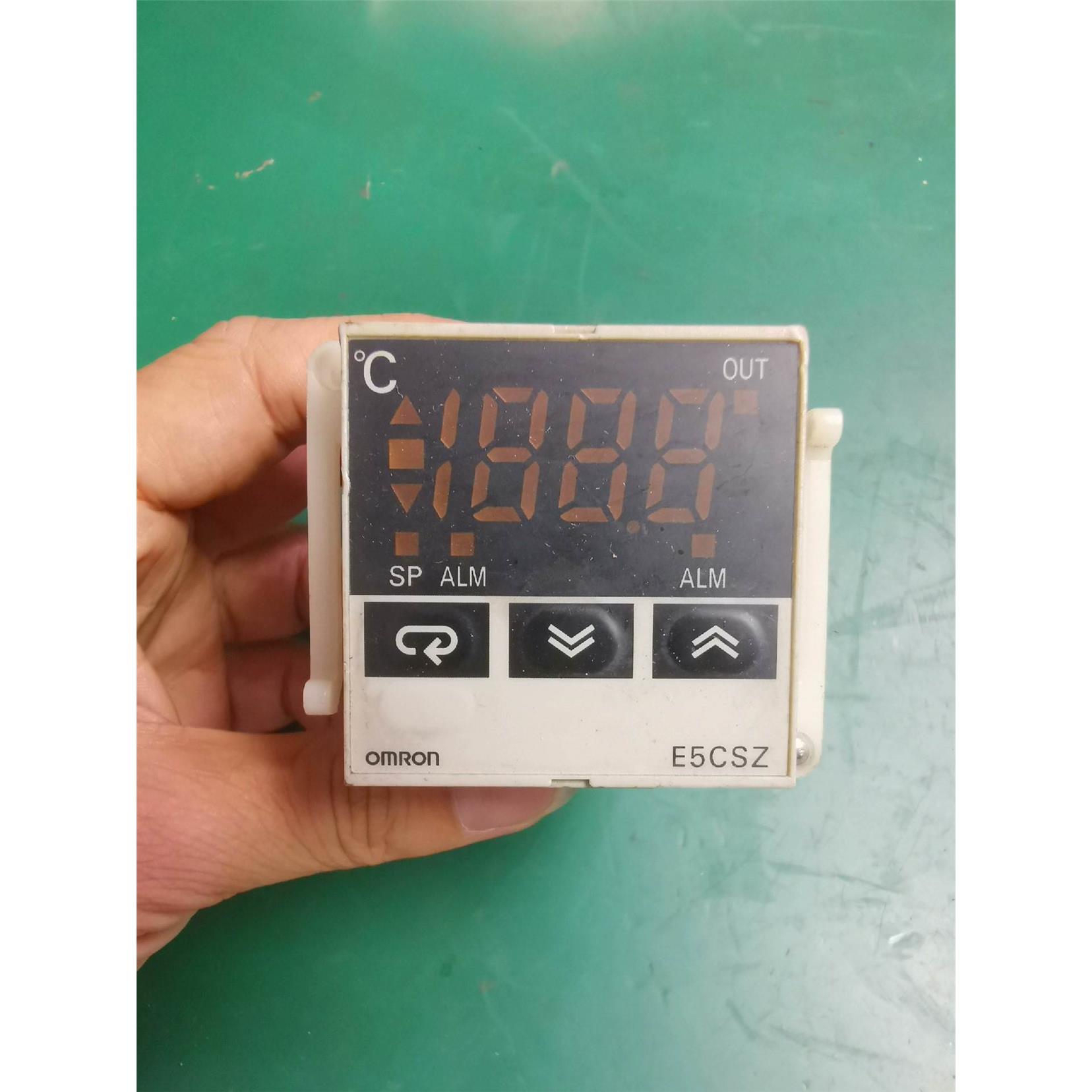 温控器E5CSZ-Q1T  实物如图，功能包好，实价出议价