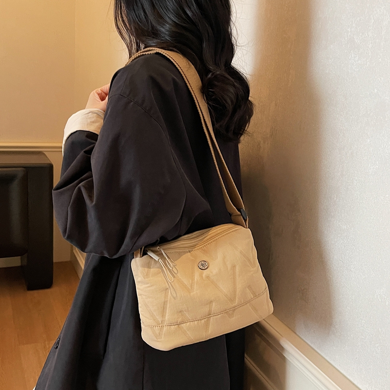 简约休闲小众斜挎包尼龙布女2025新款潮百搭时尚单肩轻便运动背包