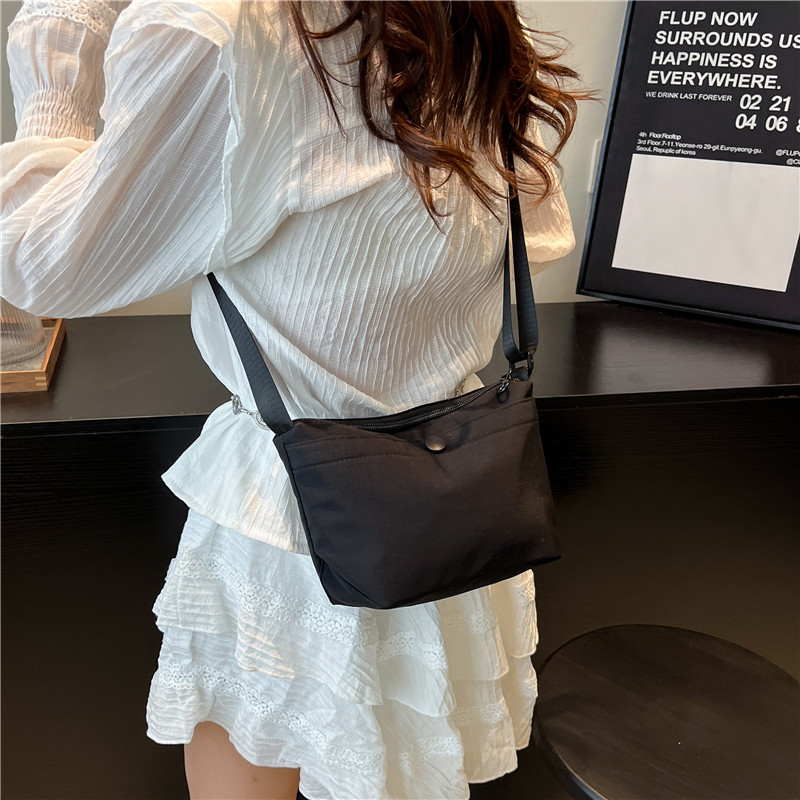 新款春夏ins日系饺子包女休闲百搭少女斜挎包百搭纯色通勤单肩包