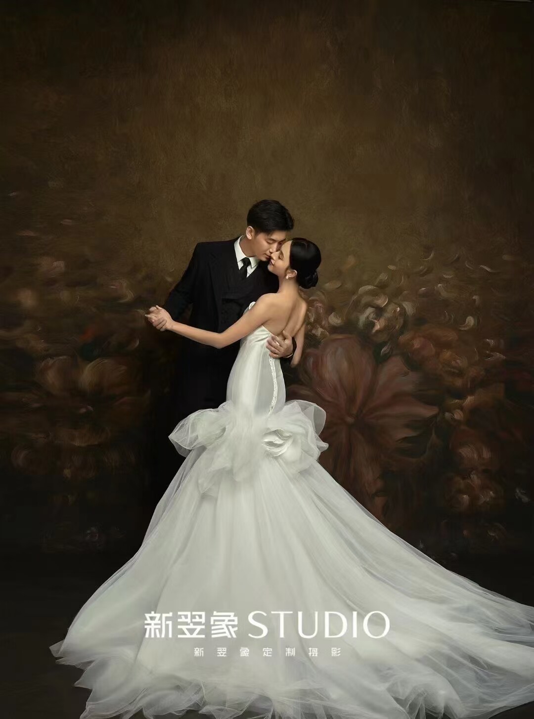 影楼新款婚纱摄影主题服装情侣室内轻复古油画风婚纱抹胸花朵礼服