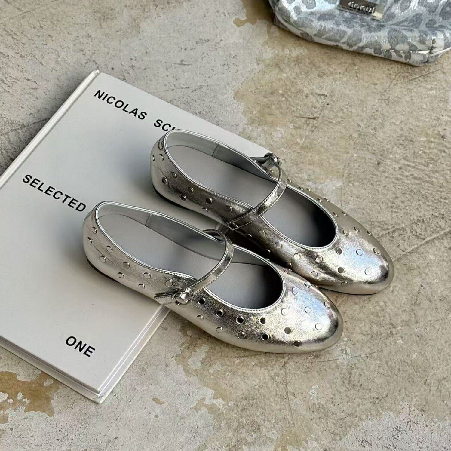 法式复古铆钉玛丽珍鞋女2026春季新款一字扣平底舒适浅口芭蕾舞鞋