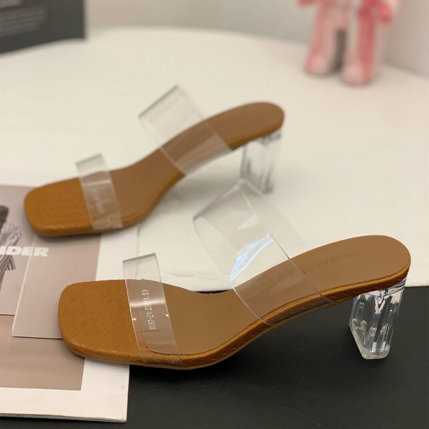 法式透明水晶跟一字拖女2026年夏季新款粗跟仙女风一脚蹬包头凉鞋