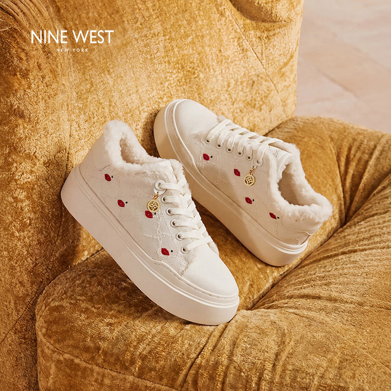 Nine West/玖熙刺绣红唇羊羔毛加绒小白鞋女圆头厚底保暖休闲板鞋