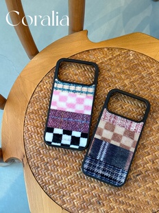 Coralia原创设计复古时尚毛呢棋盘格拼接纹理黑边磁吸款手机壳美式辣妹日杂气质OL亮面全包iphone17promax