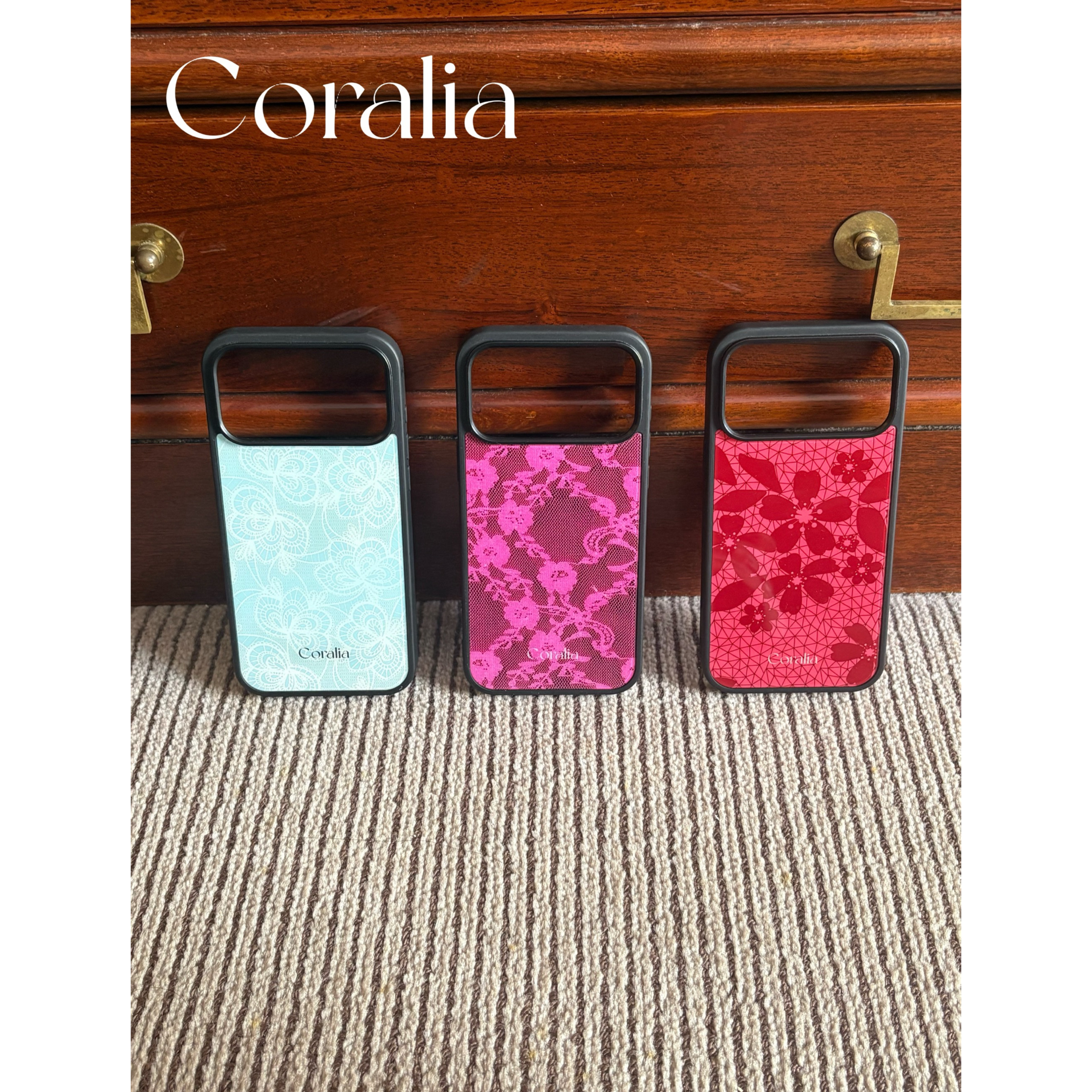 Coralia原创艺术貌美蕾丝花仙仙清淡白开水蝴蝶花 纹理黑边磁吸款手机壳亮面全包防摔适用于iphone17promax