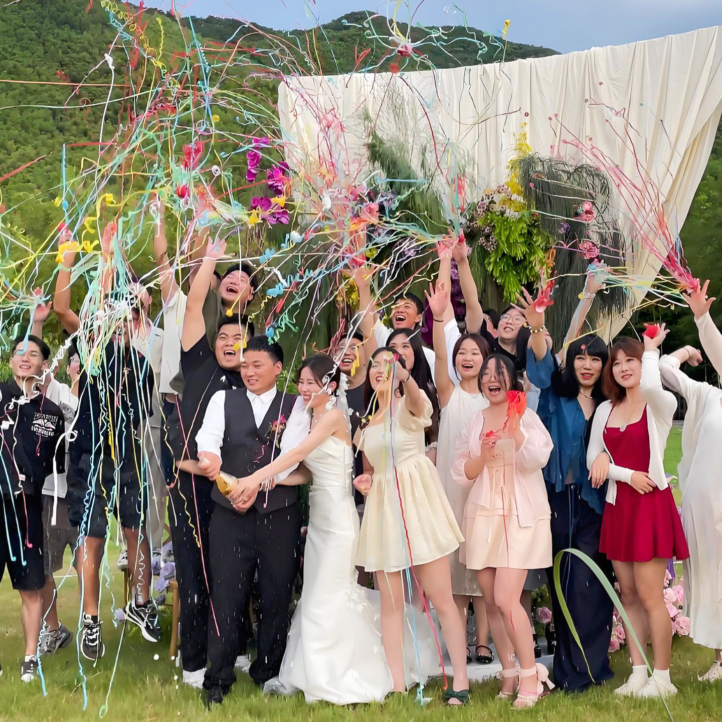 结婚接亲手抛彩带丝礼花