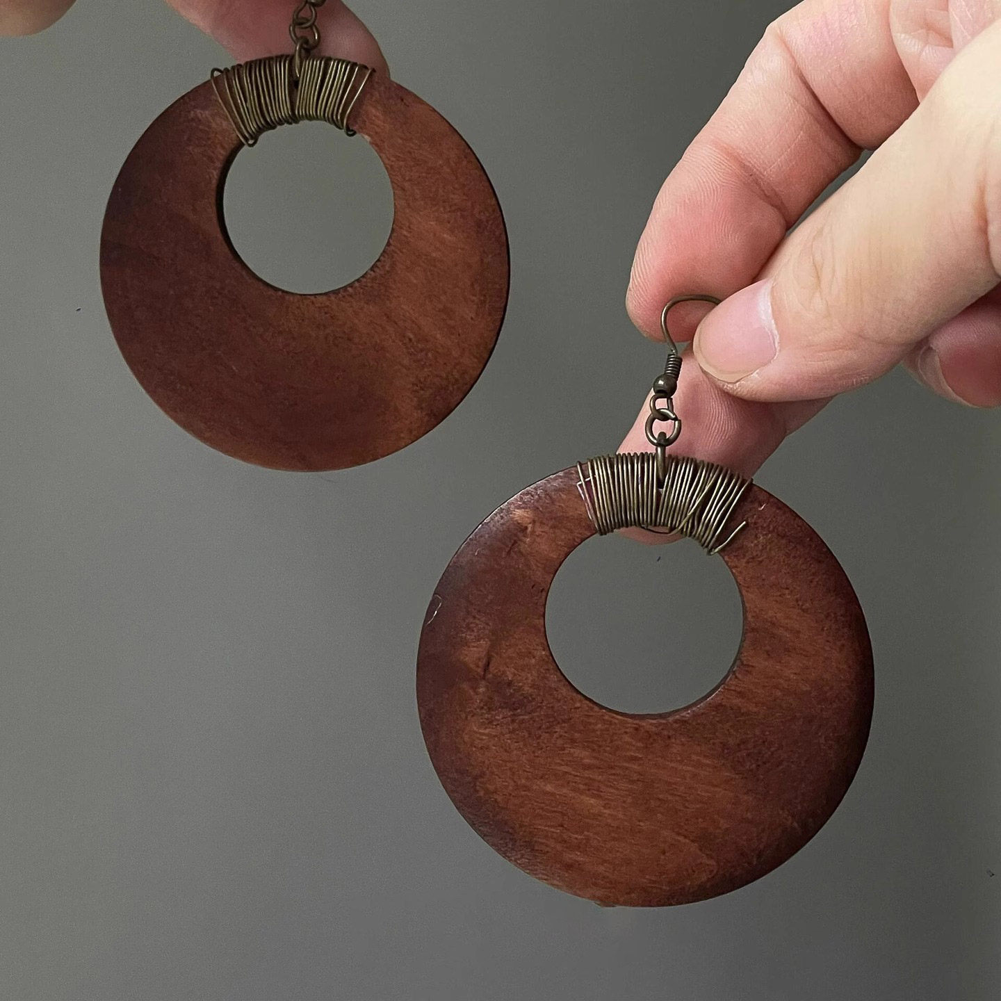 中古木质镂空耳环女2025新款爆款高级感轻奢小众设计夸张精致耳钩