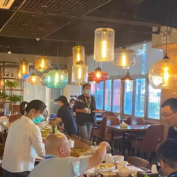 现代简约复古工业风彩色玻璃吊灯北欧餐厅吧台咖啡厅酒吧loft灯具