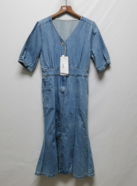 【3】系列撤柜女装2025夏季新款时尚百搭修身显瘦牛仔连衣裙70484