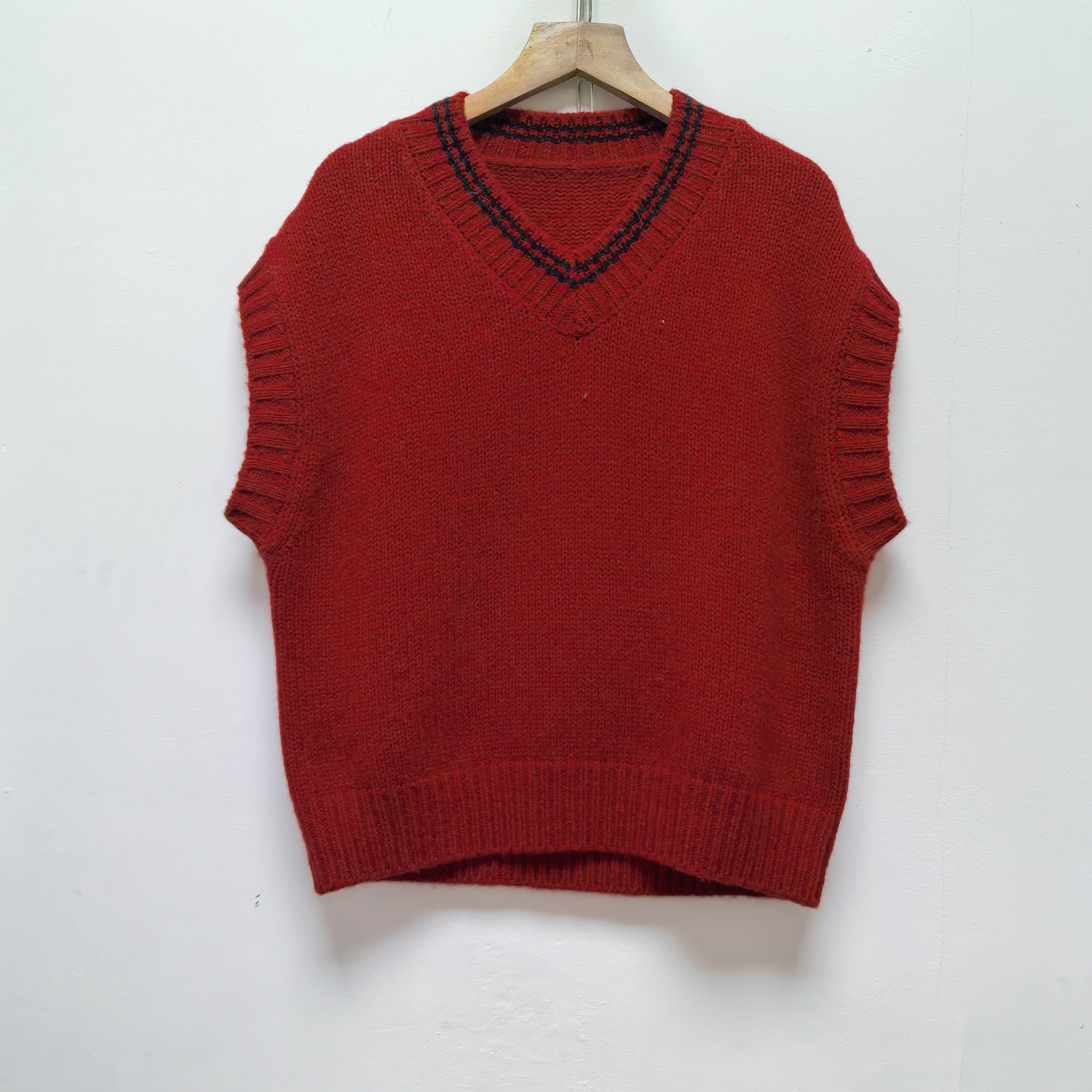 2025秋冬红色V领套头针织衫长袖休闲百搭背心软糯打底毛衣女M528