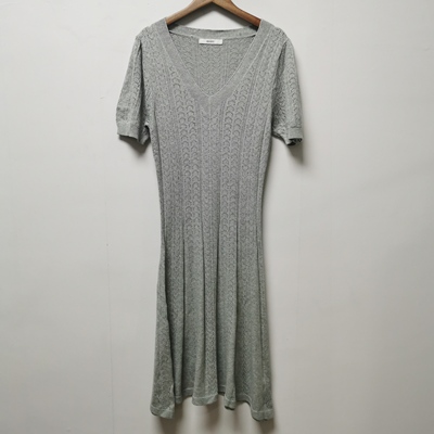 设计师样板去标2025春秋时尚百搭显瘦镂空V领针织连衣裙女裙H311