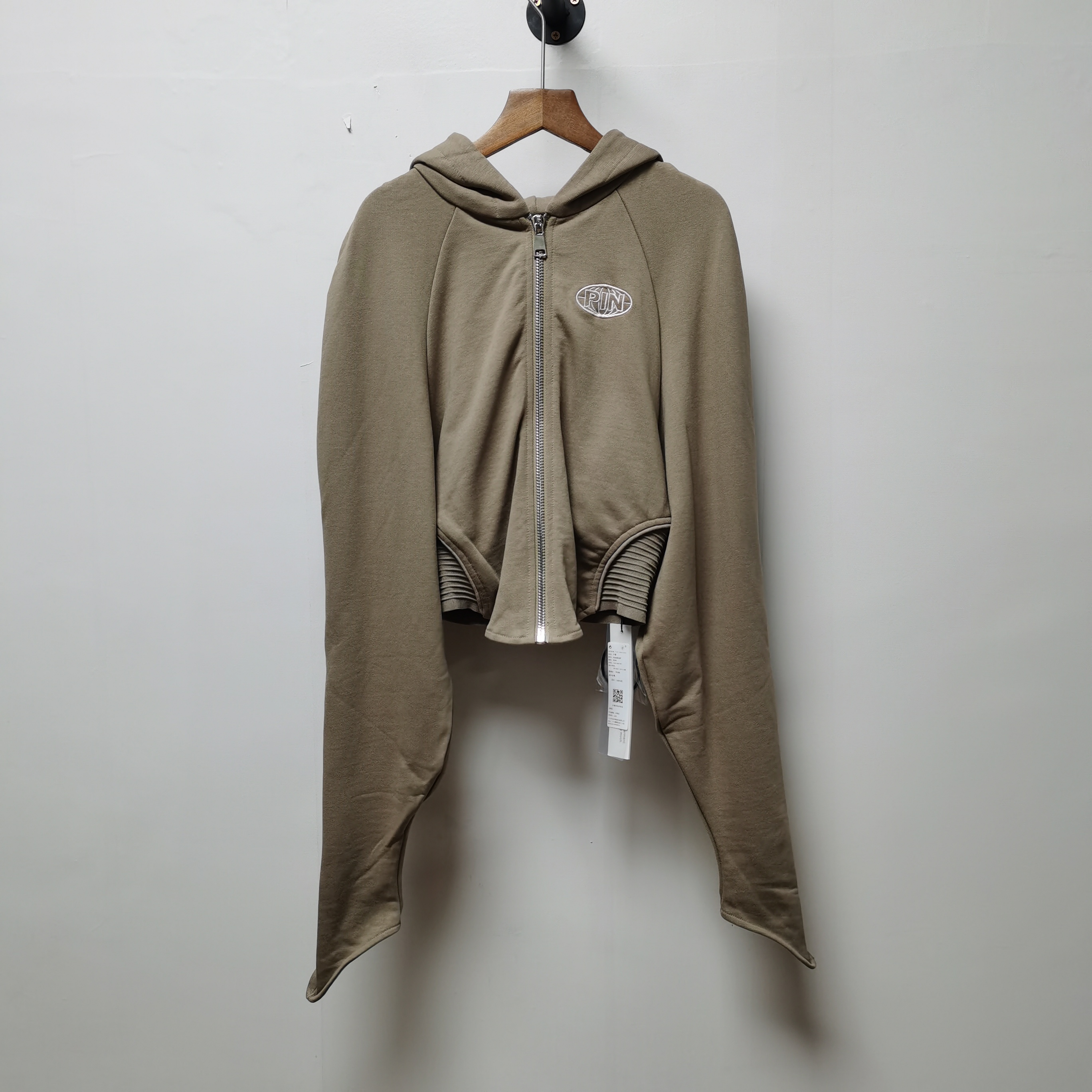 品P去标春秋装新款收腰短款不规则刺绣纯棉卫衣帽衫开衫外套8535