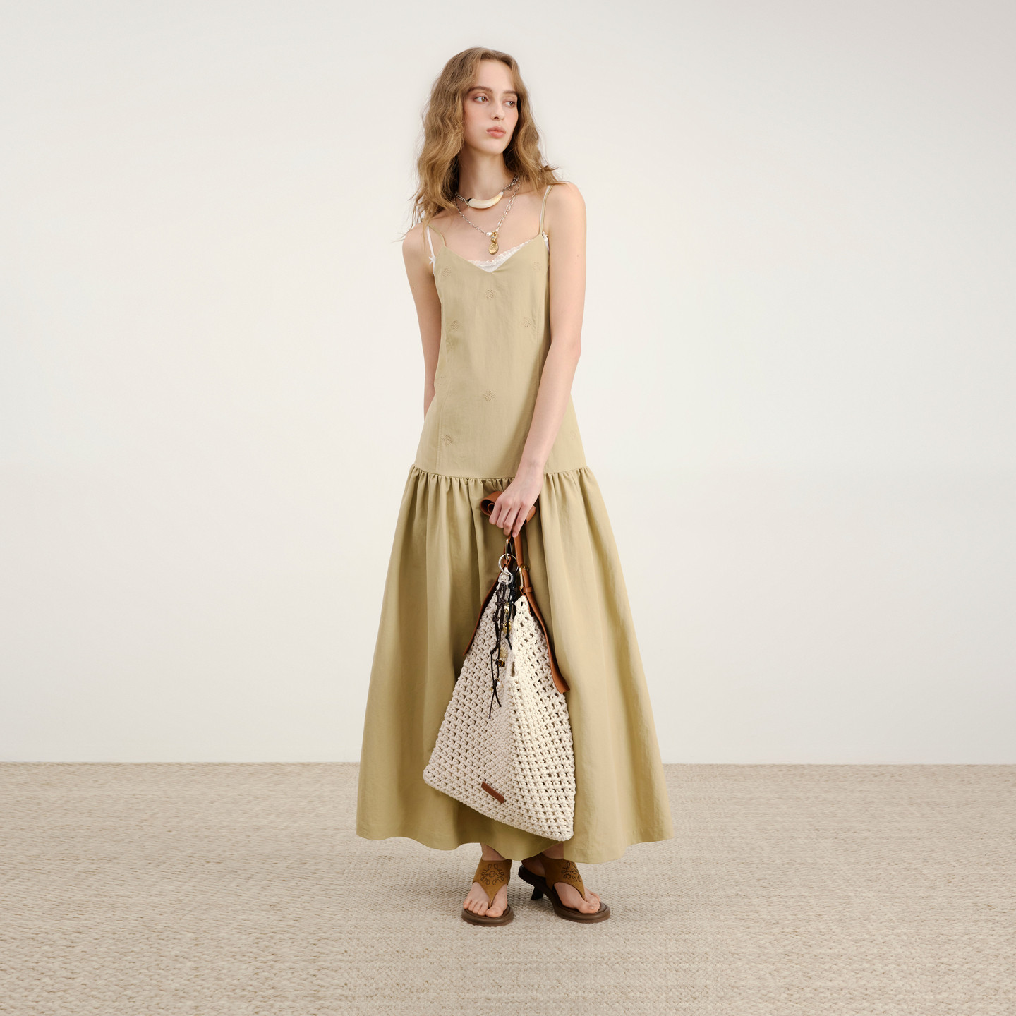 lost in echo2026年春夏新款时髦V领吊带低腰修身显