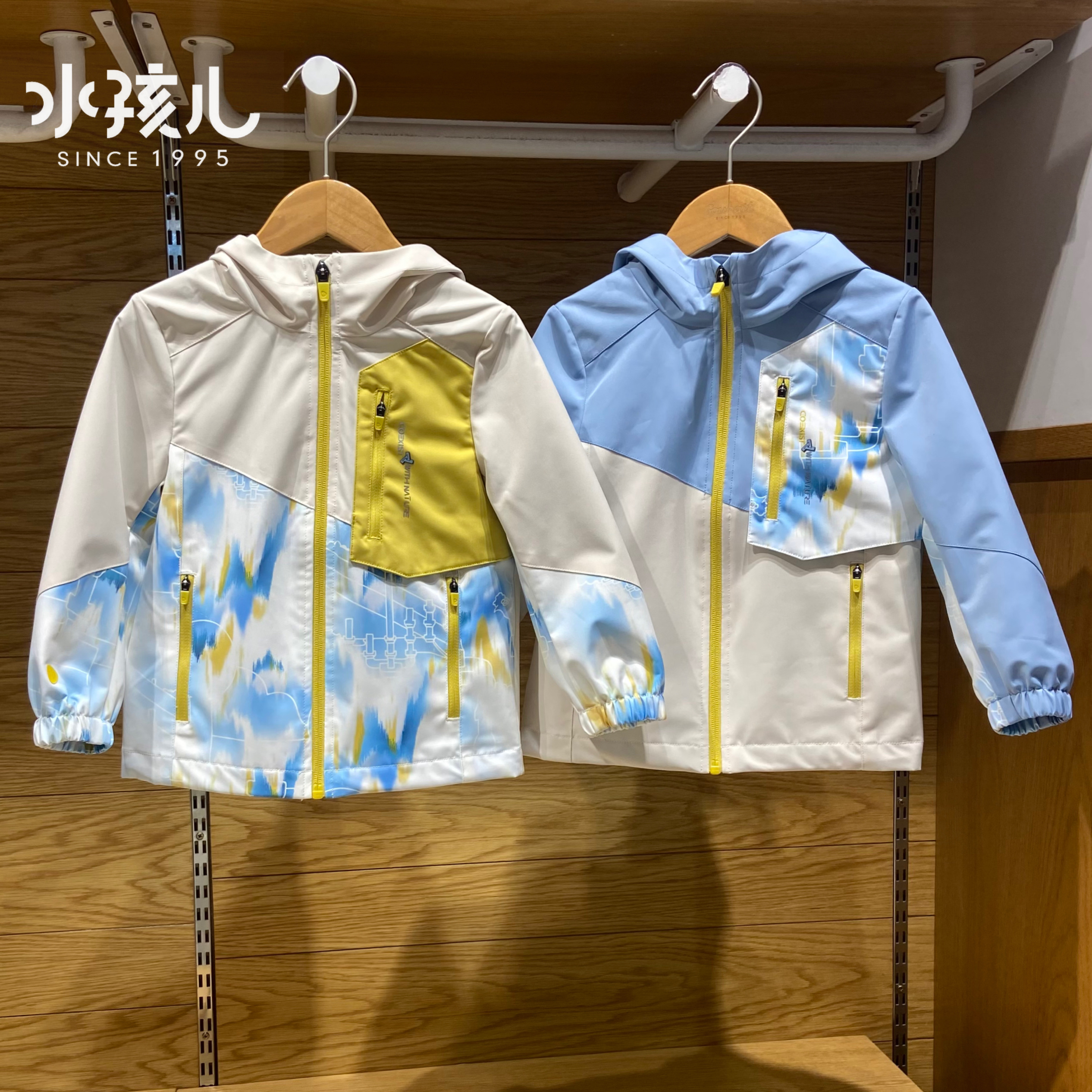 商场正品水孩儿童装25春秋新款男童女童冲锋衣撞色印花连帽薄风衣