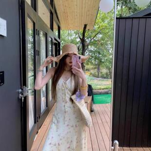 法式度假风袖V领碎花连衣裙女夏季收腰显瘦A字裙温柔风吊带长裙