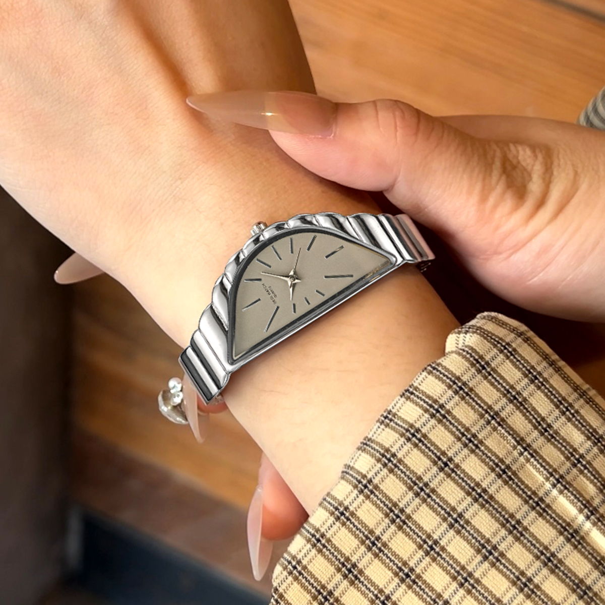 歌迪女士时尚半月形石英表小众设计感气质轻奢手链表