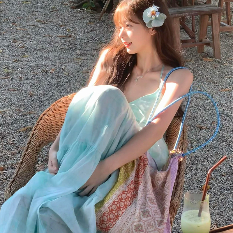 夏日绝美度假风挂脖吊带连衣裙子女夏2026新款设计感沙滩蓝色长裙