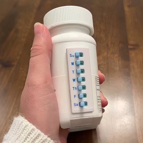 小东西大用途|吃药提醒盒健忘老人吃药提醒吃药神器一周一天一次