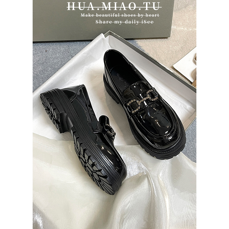 英伦风小皮鞋女春2025年新款秋季复古黑色漆皮厚底一脚蹬乐福单鞋