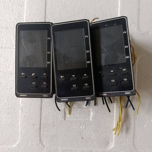 龙温控表E5EC-PR2ASM-800拆机成色如图