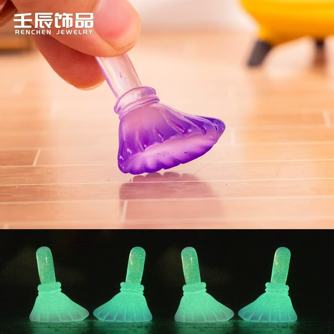 卡通微景观工艺小摆件彩色滴油夜光魔法扫帚 diy树脂小配件娃娃屋