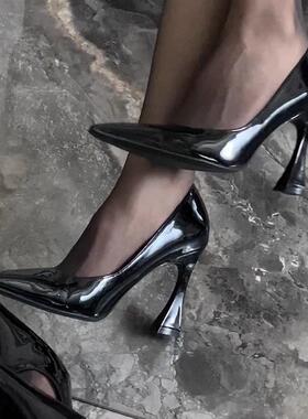 2025年新款黑色百搭漆皮马蹄跟单鞋女粗跟尖头浅口性感黑丝高跟鞋