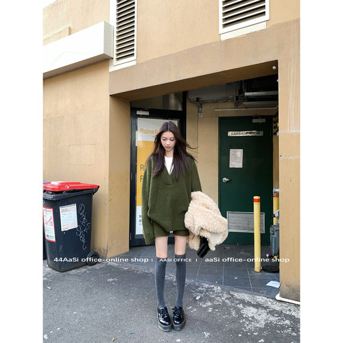 44AaSi  胡桃小说 复古绿色毛衣女秋羊毛V领套头针织短裤上衣套装