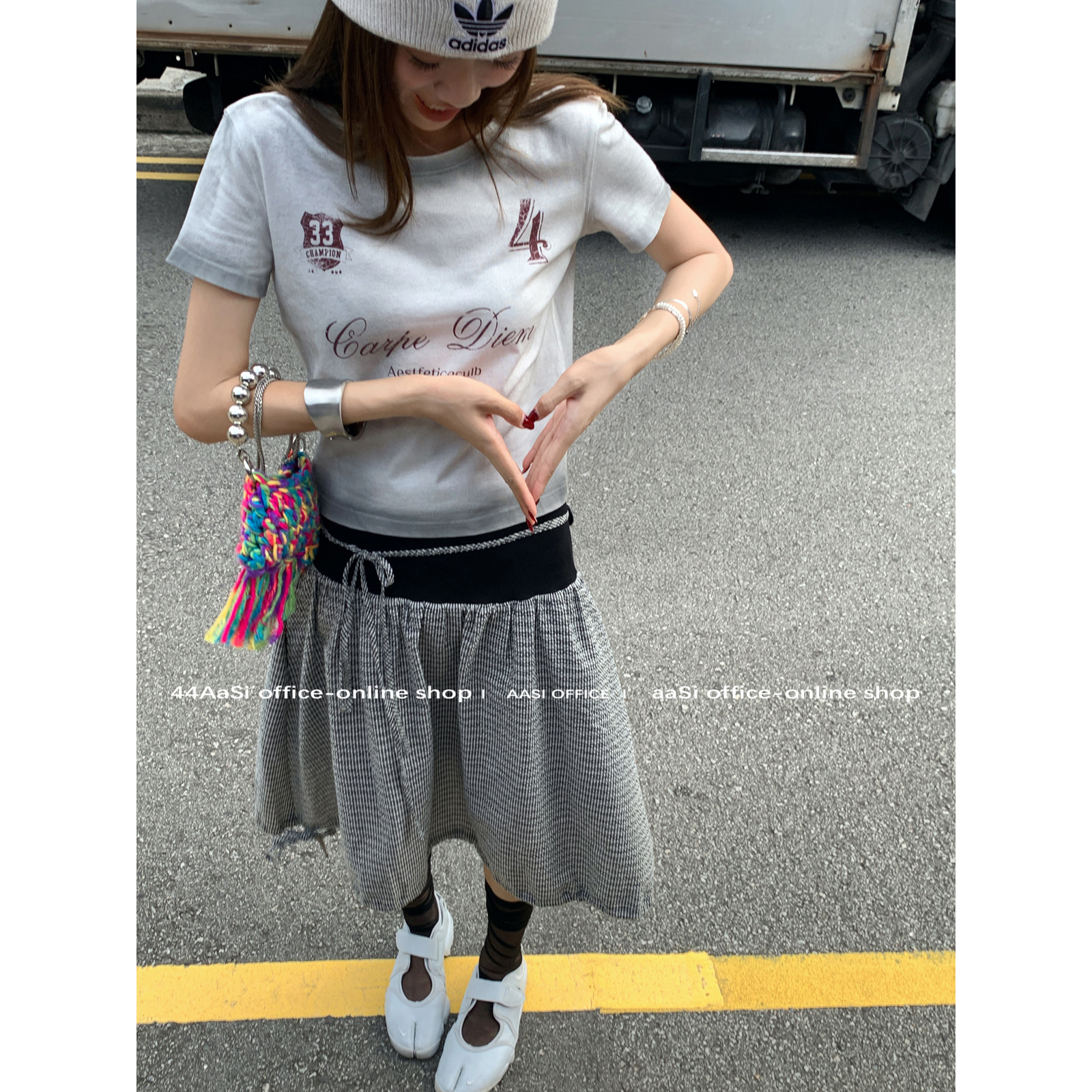 44AaSi 街头女孩 薄薄一片喷漆工艺短款正肩T恤女夏修身显瘦上衣