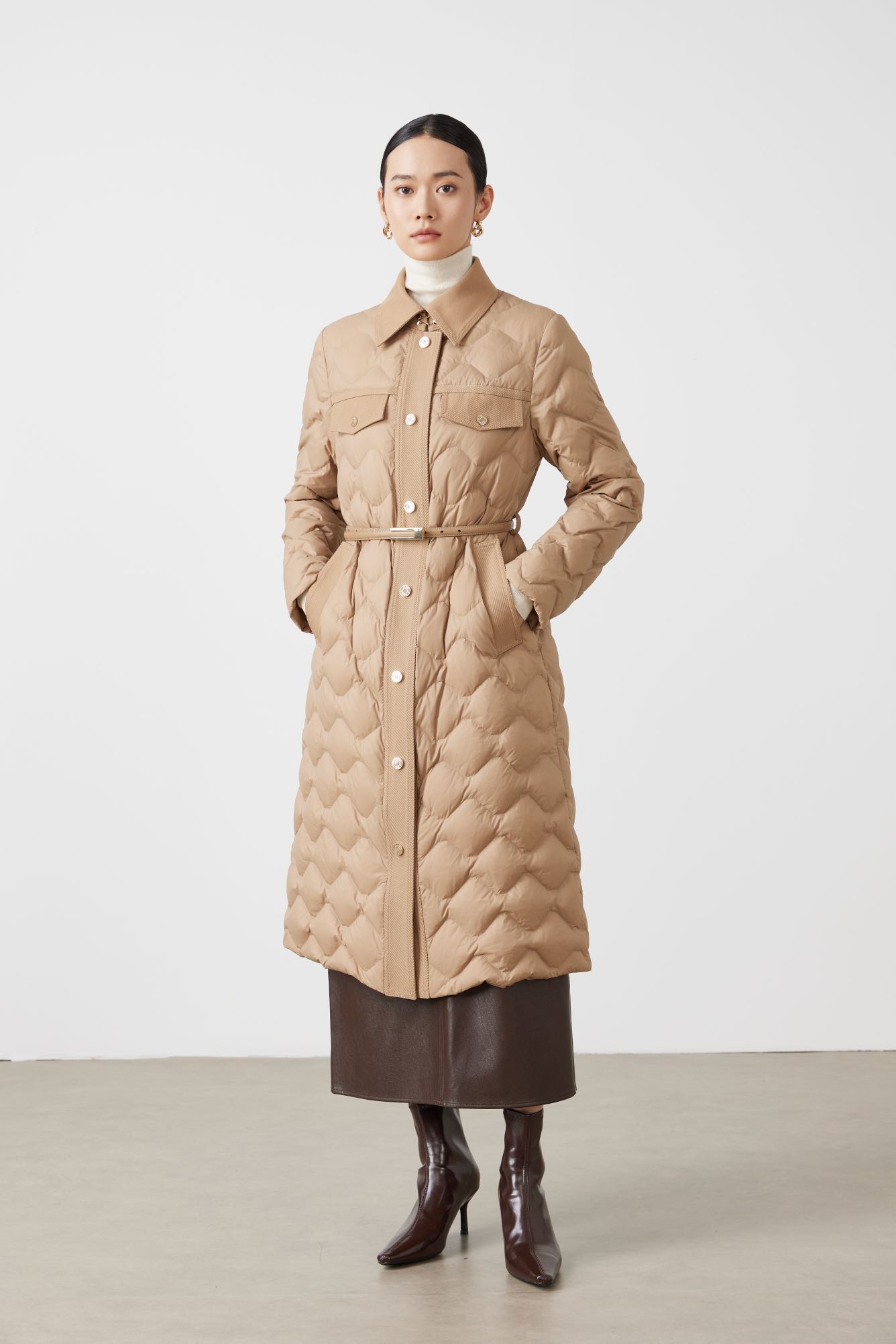 2025冬季新款女装经典衬衫领90鹅绒鹅绒服（专柜正品）