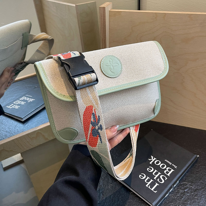 今年流行包包女2025新款小众宽肩带单肩斜挎包百搭胸包休闲信封包