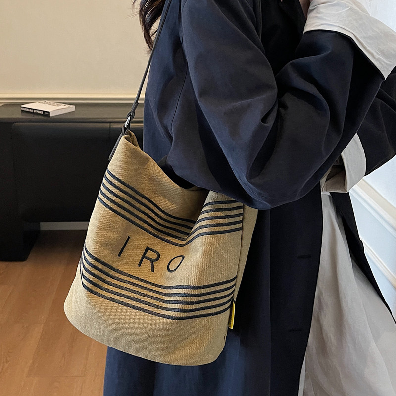 休闲复古帆布水桶包女包2026新款韩版小众托特包大容量百搭单肩包