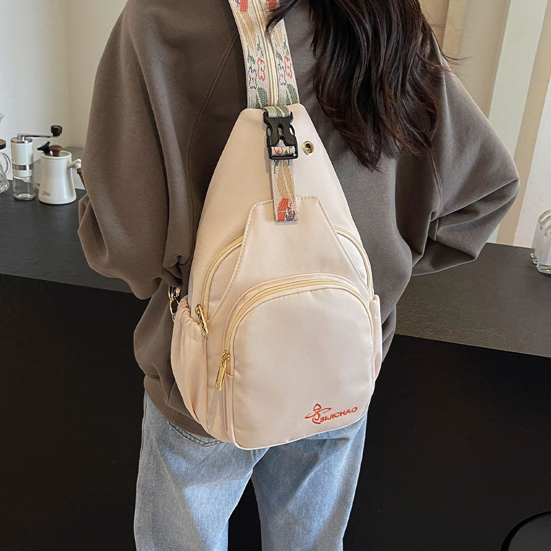 休闲运动斜挎胸包女士2025新款时尚轻便双肩背包大容量单肩通勤包