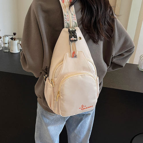 休闲运动斜挎胸包女士2025新款时尚轻便双肩背包大容量单肩通勤包