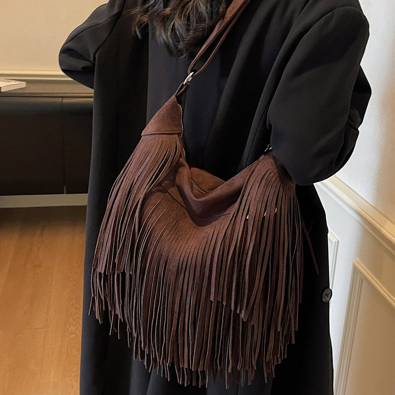 麂皮绒流苏单肩包女式2026新款早秋复古流行通勤包时尚百搭斜挎包