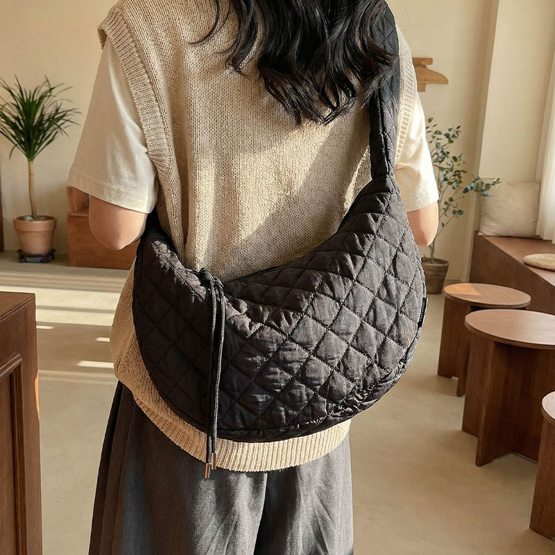 秋冬大容量通勤包女2025新款潮时尚百搭单肩包羽绒棉服斜挎饺子包