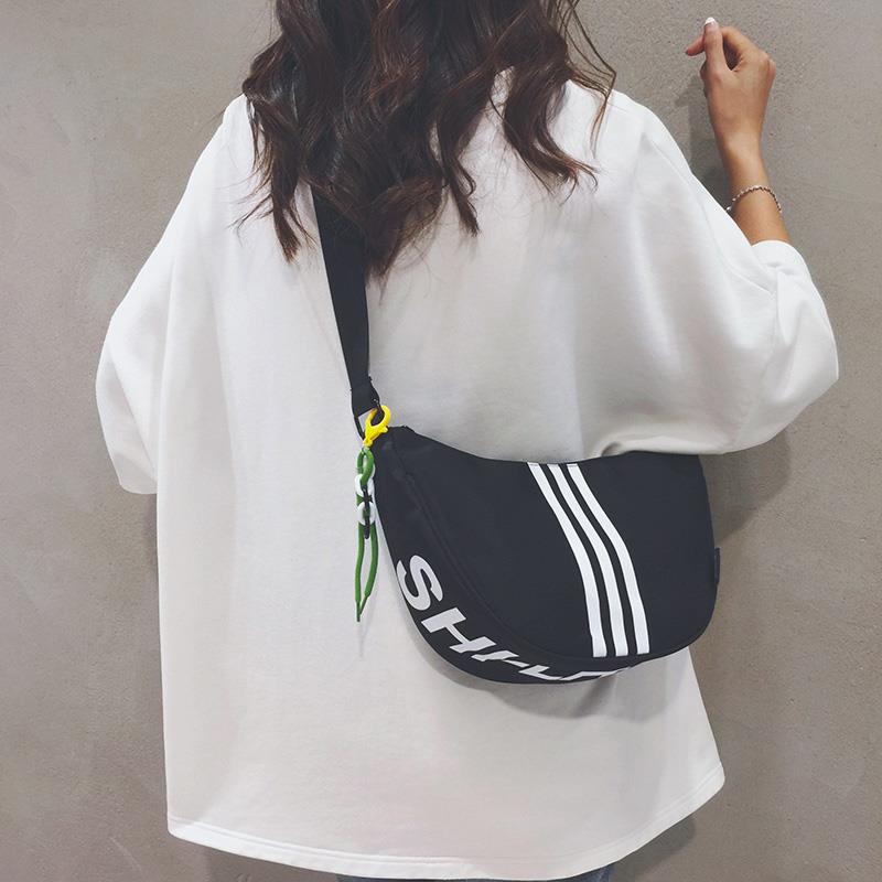 奥莱时尚帆布包包女20单24新款便运动旅小游饺子包休轻闲百搭肩斜