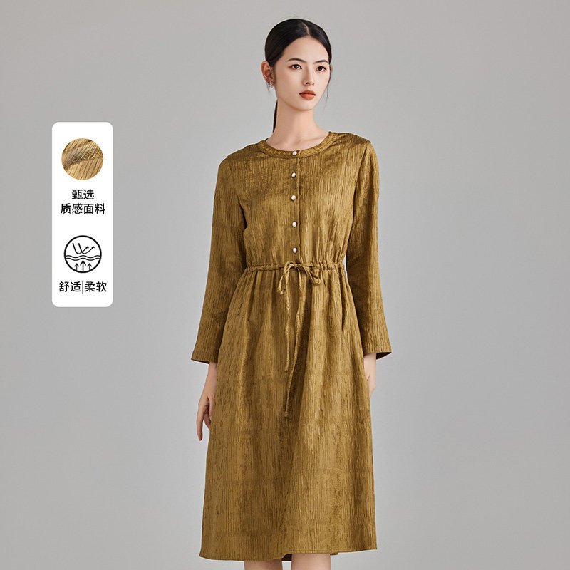 马天奴秋冬新款女纯色圆领排扣连衣裙肌理感收腰简约气质时尚长裙