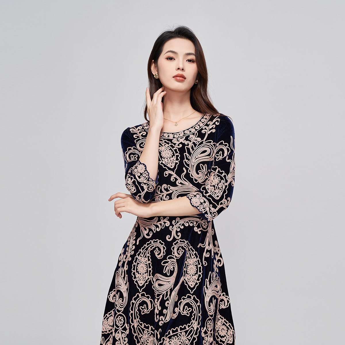 马天奴秋冬款蓝色刺绣高腰连衣裙子复古华丽气质时尚优雅女装