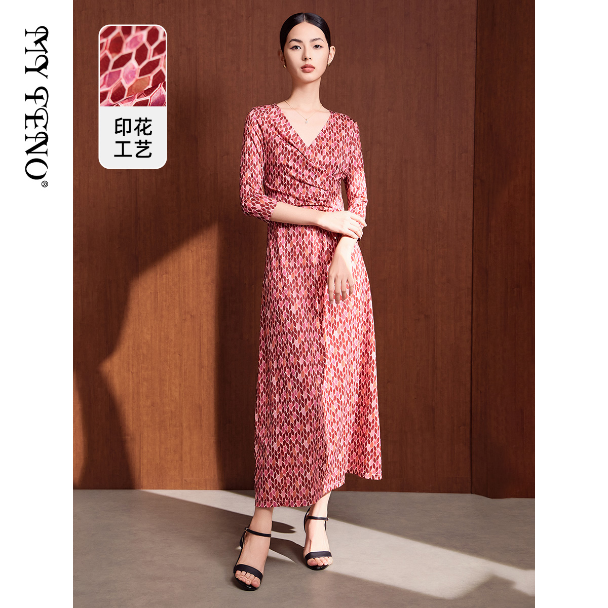 马天奴红色印花V领收腰连衣裙