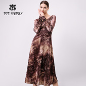 马天奴秋冬新款 杏色丝绒印花连衣裙子收腰长袖 V领配领巾气质女