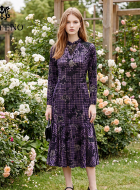 马天奴2025秋冬新款紫色丝绒印花钉珠立领收腰长袖连衣裙子复古女