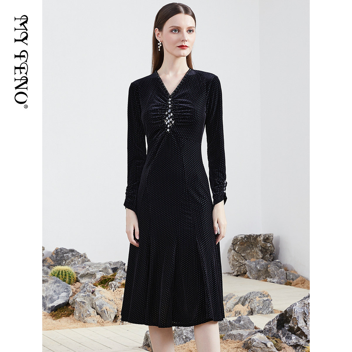 马天奴春夏新款黑色V领钉珠丝绒连衣裙子收腰长袖气质法式时尚女