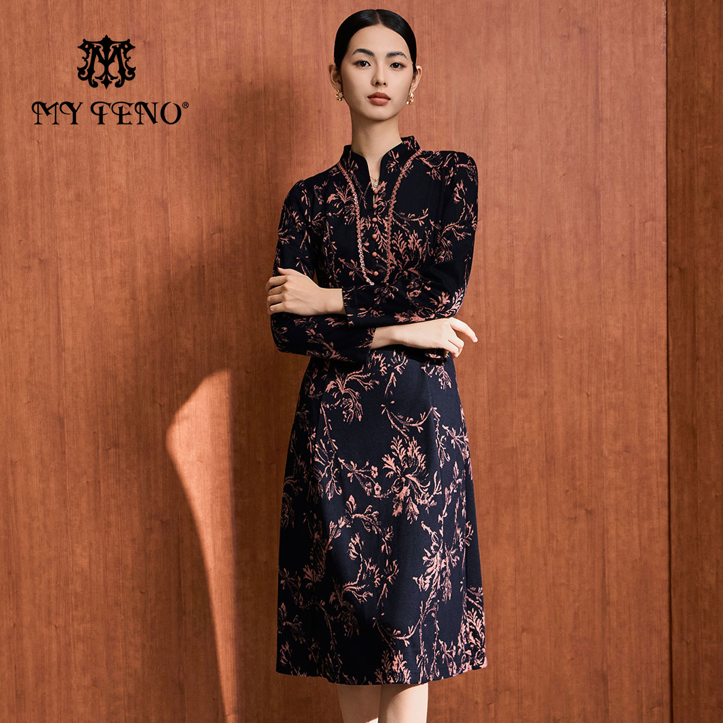 马天奴2025秋冬新款蓝色提花针织连衣裙子立领长袖收腰气质法式女