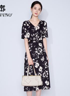 马天奴2025秋冬新款黑色印花V领连衣裙子扭结收腰短袖气质时尚女