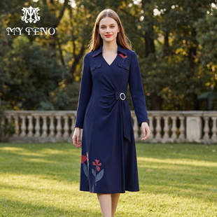 马天奴2025秋冬新款蓝色印花翻领长袖连衣裙子扭结收腰时尚气质女