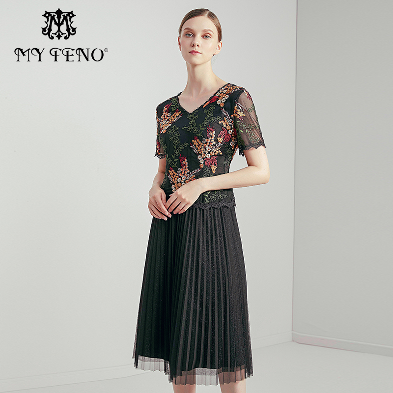 马天奴黑底彩色百褶连衣裙