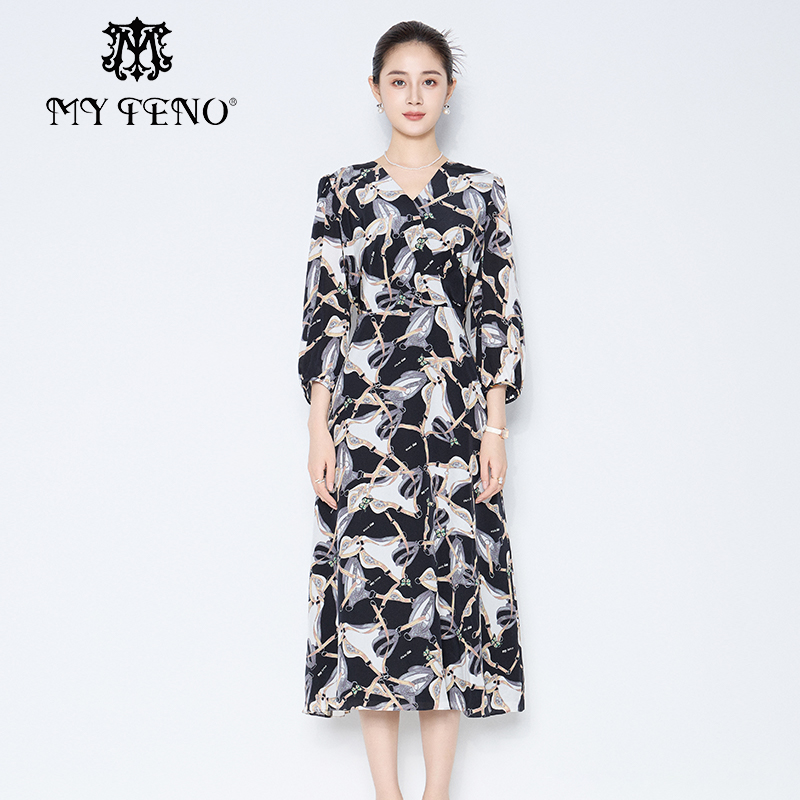 马天奴黑底印花V领收腰连衣裙